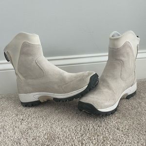 Merrell women’s boots size 8. Tundra waterproof dawn white